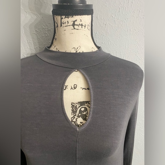 American Eagle Soft & Sexy Top Keyhole Cutout Front Long Sleeve Gray Size Small - Picture 2 of 6